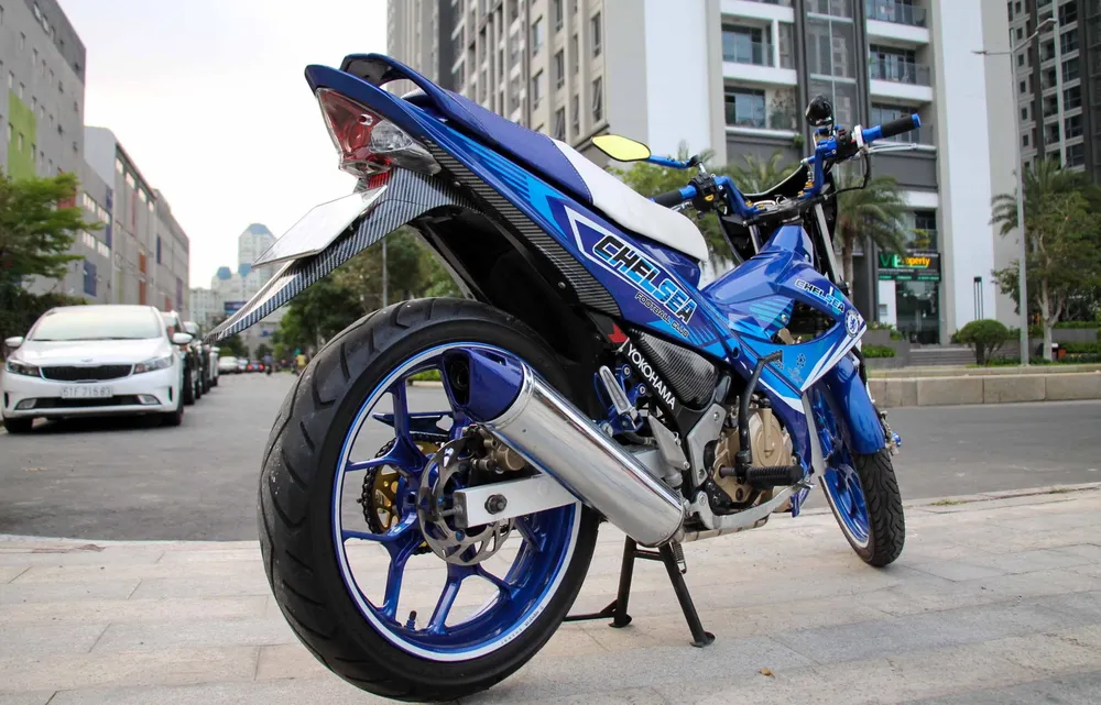 Xe Raider 150 độ tem theo phong cách Chelsea ảnh 1