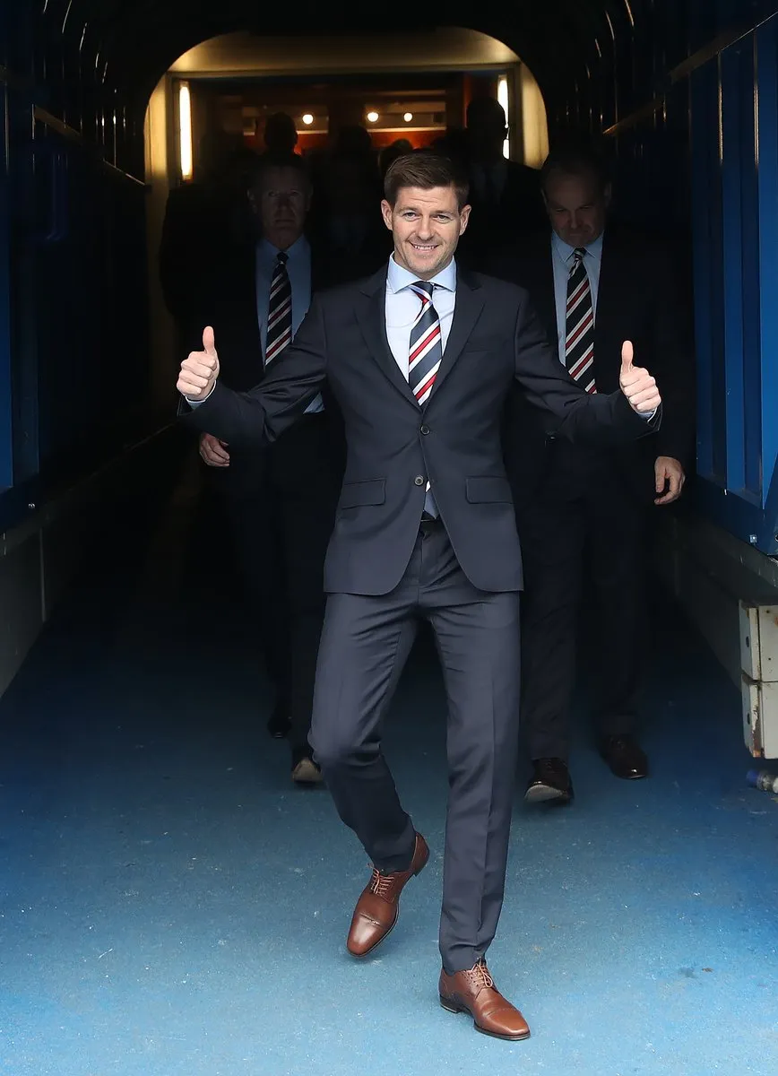 Steven Gerrard: Trở thành HLV Rangers, đấu với thầy cũ Rodgers ảnh 1