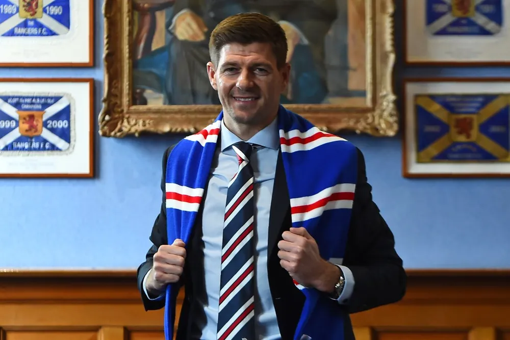 Steven Gerrard: Trở thành HLV Rangers, đấu với thầy cũ Rodgers