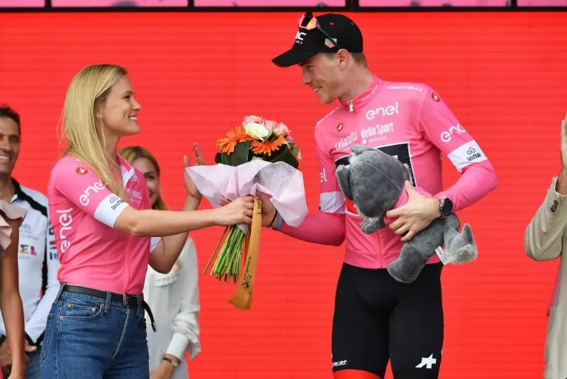 Giro d’ Italia 2018: Viviani thắng chặng 2, Dennis tạm tiếp quản Áo hồng ảnh 1