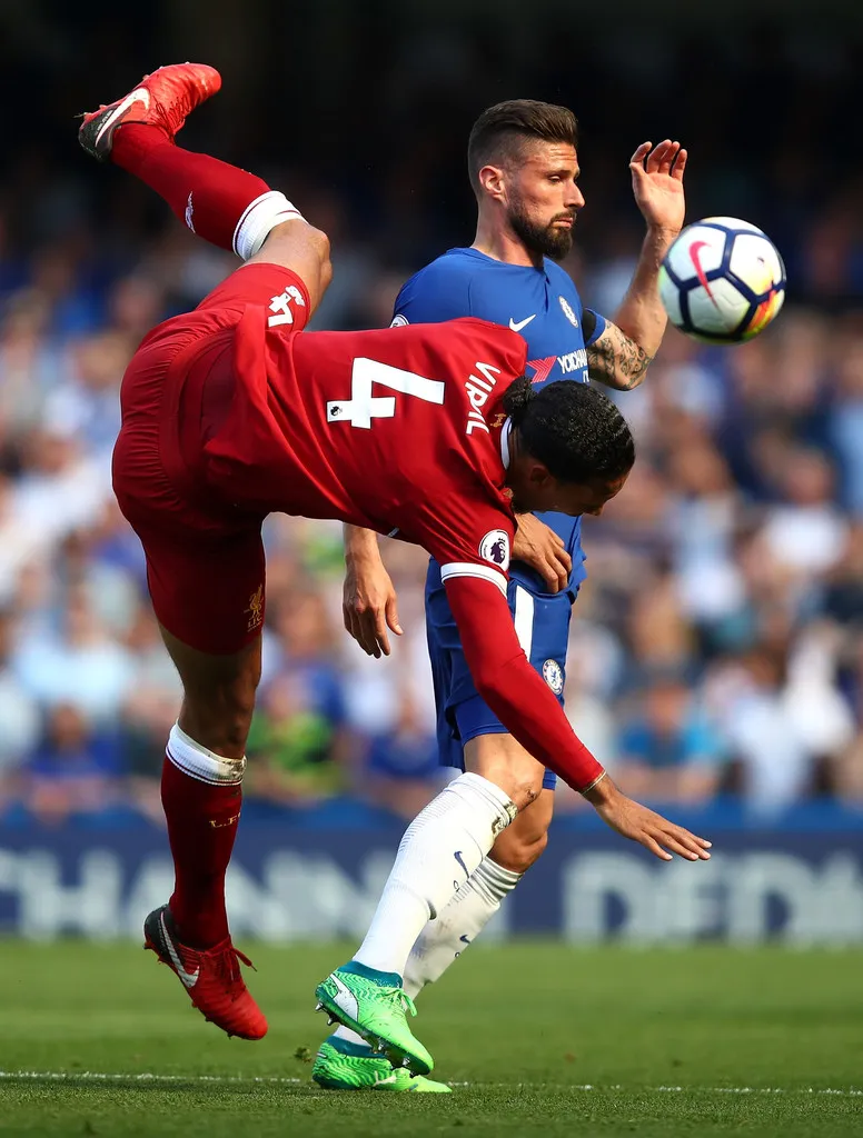 Bức tường thành màu đen và đỉnh tháp chuông gan góc ảnh 1