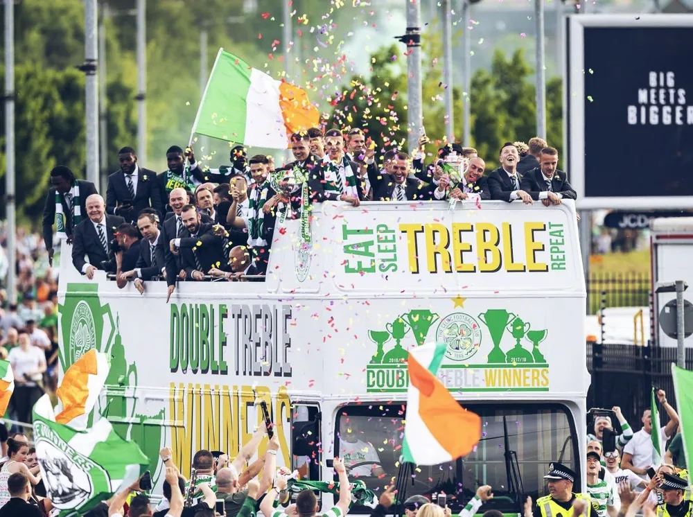 Ăn mừng ngôi vô địch thứ 28, CĐV Red Star… đốt xe buýt chở cầu thủ ảnh 7