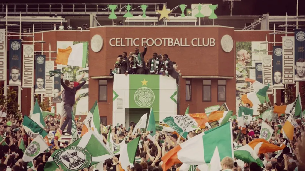 Ăn mừng ngôi vô địch thứ 28, CĐV Red Star… đốt xe buýt chở cầu thủ ảnh 9