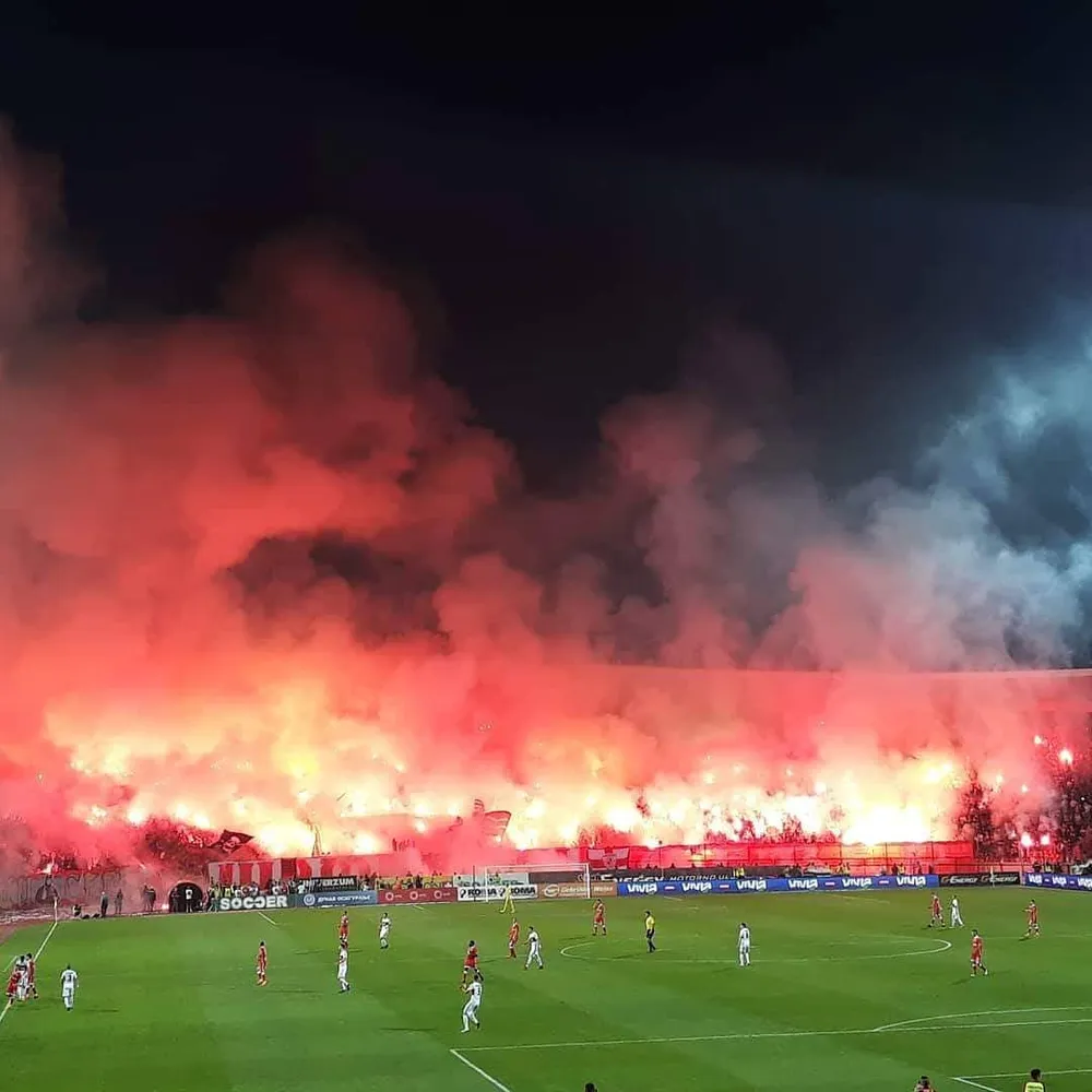 Ăn mừng ngôi vô địch thứ 28, CĐV Red Star… đốt xe buýt chở cầu thủ ảnh 3