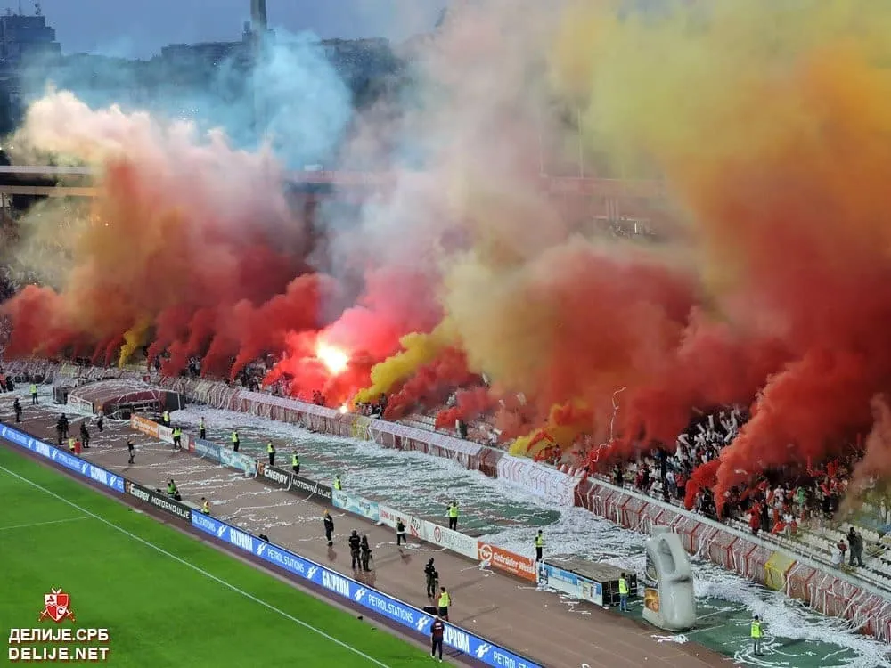 Ăn mừng ngôi vô địch thứ 28, CĐV Red Star… đốt xe buýt chở cầu thủ ảnh 1