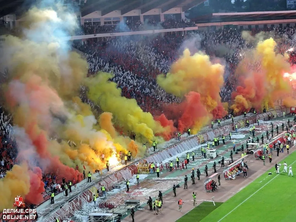 Ăn mừng ngôi vô địch thứ 28, CĐV Red Star… đốt xe buýt chở cầu thủ ảnh 2