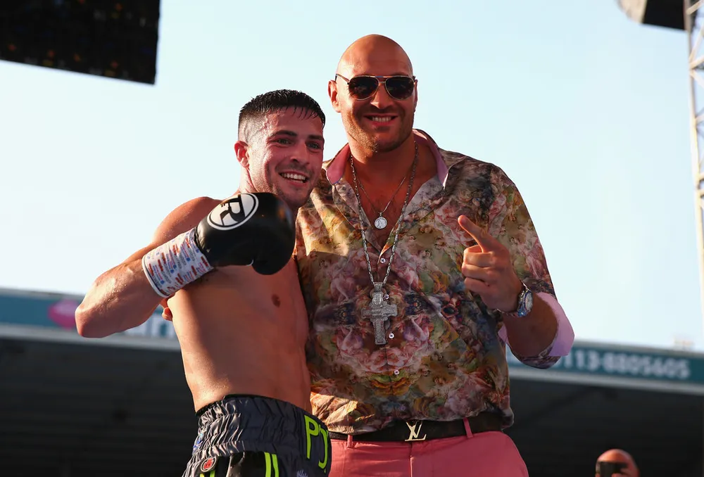 Tyson Fury (phải) trong một sự kiện trước công chúng gần đây