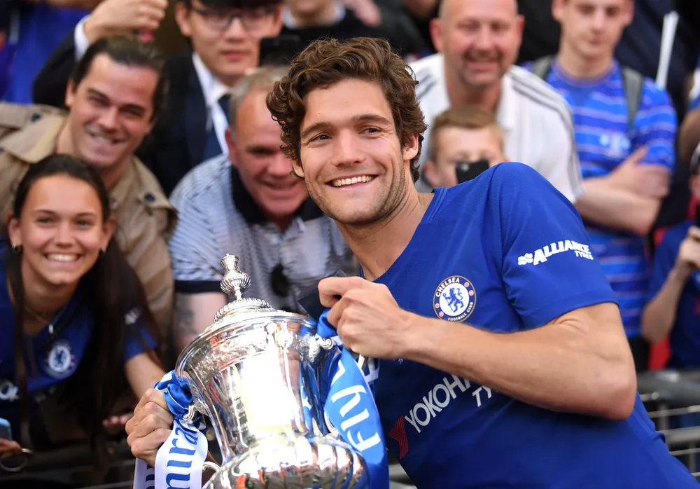 Marcos Alonso tươi cười với chiếc cúp FA