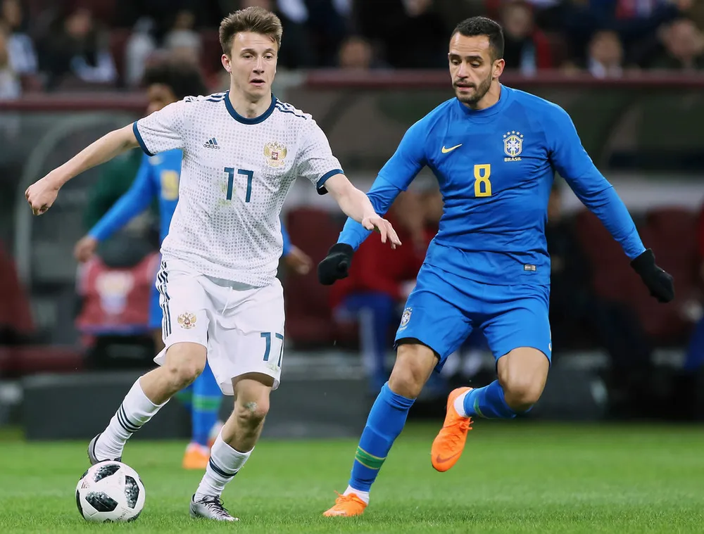 Aleksandro Golovin (trái) khó được xem là ngôi sao của tuyển Nga ở World Cup