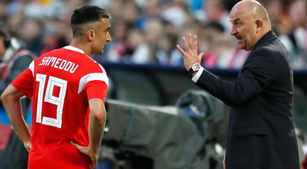 Aleksandr Samedov (trái) nhận chỉ đạo từ Stanislav Cherchesov