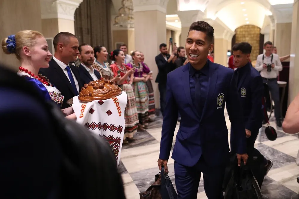 Hình ảnh các đội tuyển đến với nước Nga tươi đẹp - Ronaldo bị “quây“ ảnh 2