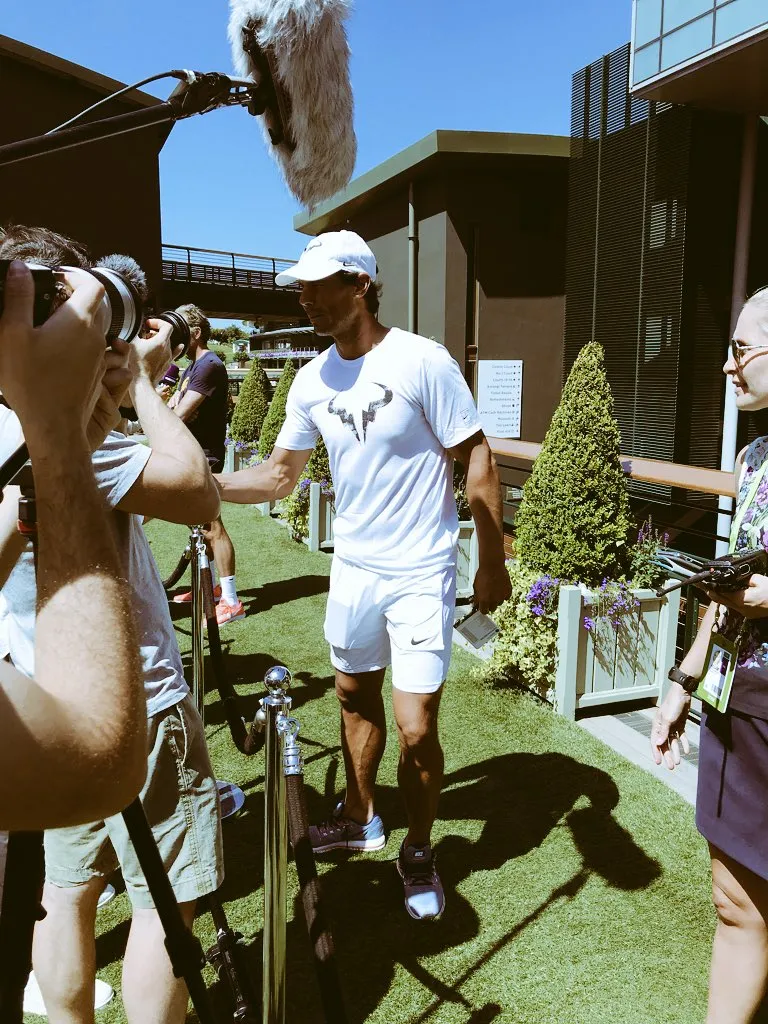 Khoảnh khắc cuối tuần: Federer chơi đùa với 2 con trai sinh đôi, Wozniacki lên ngôi ở Eastbourne ảnh 18