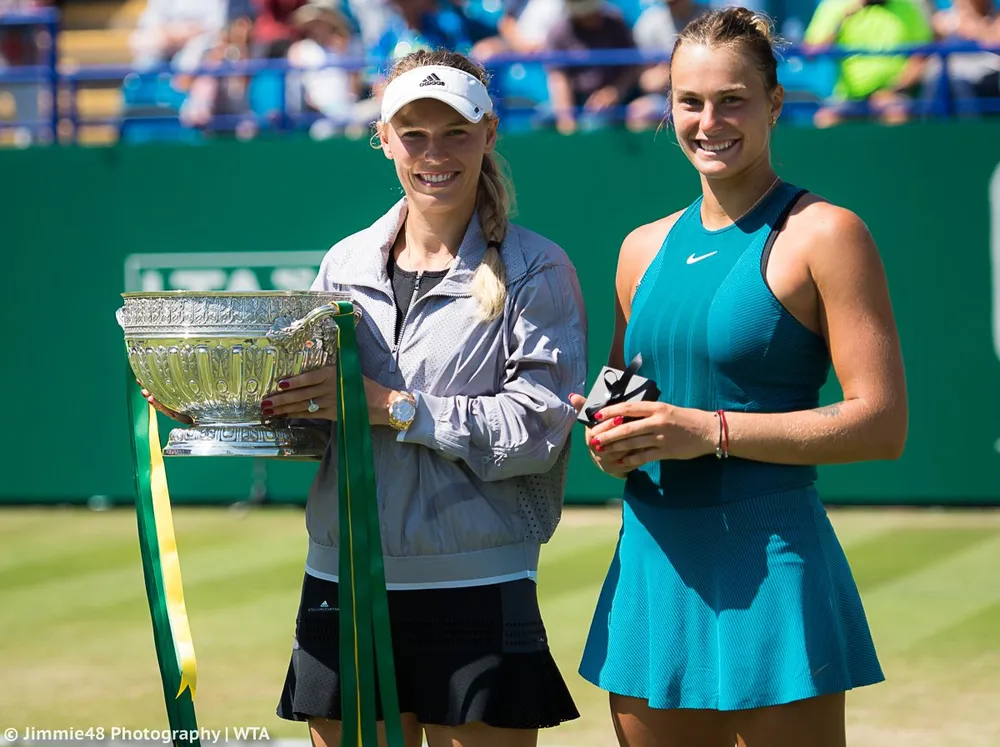 Khoảnh khắc cuối tuần: Federer chơi đùa với 2 con trai sinh đôi, Wozniacki lên ngôi ở Eastbourne ảnh 25