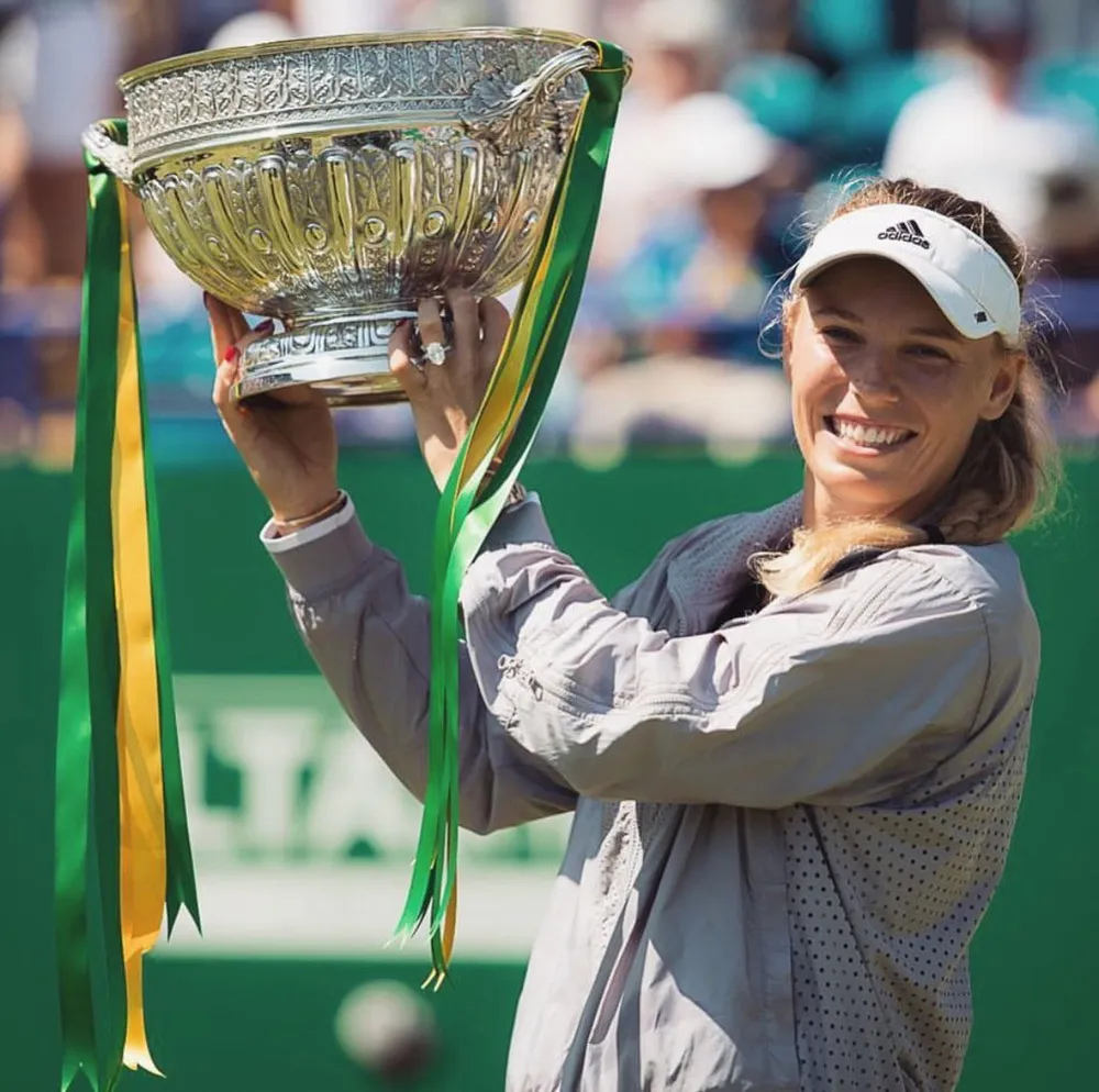 Khoảnh khắc cuối tuần: Federer chơi đùa với 2 con trai sinh đôi, Wozniacki lên ngôi ở Eastbourne ảnh 23