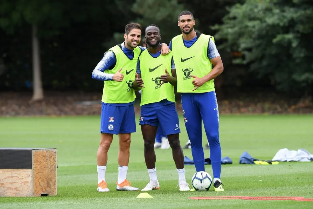 Ruben Loftus-Cheek (phải) cùng với Cesc Fabregas (trái) và Victor Moses trên sân tập Cobham