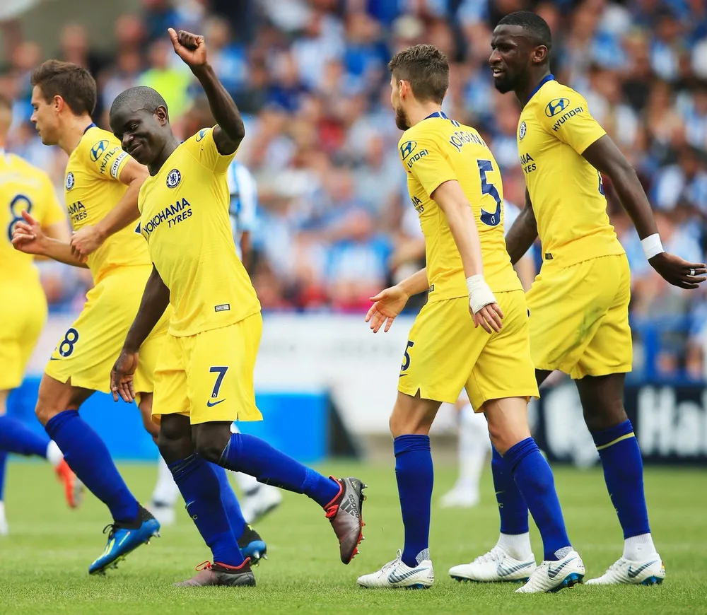 Những nhạc công - vũ công Chelsea đang tấu lên "Vũ khúc Hoàng kim"