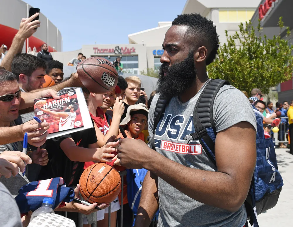 James Harden luôn được nhiều người hâm mộ chú ý