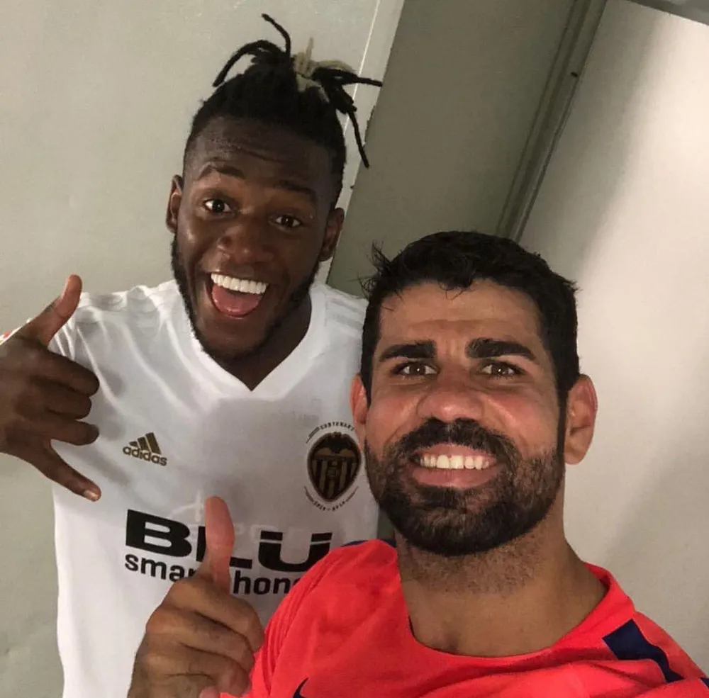 Valencia cầm chân Atletico 1-1: Michy Batshuayi tay bắt mặt mừng với Diego Costa ảnh 4
