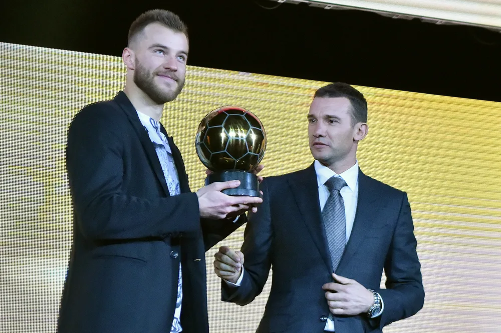 Shevchenko trong lần trao giải QBV Ucraina cho Yarmolenko