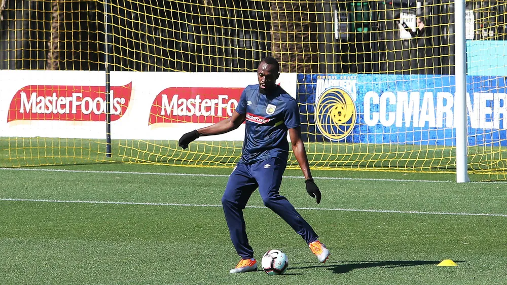 Usain Bolt trên sân tập của Central Coast Mariners