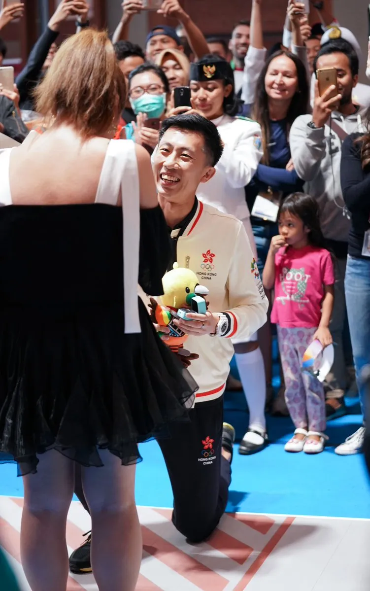 Đấu kiếm: Kiếm thủ Hồng Kông cầu hôn bạn gái sau khi giành HCĐ ảnh 1
