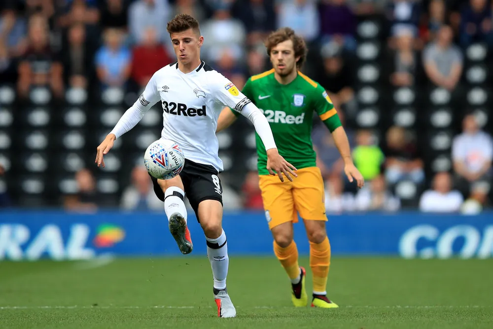 Mason Mount (trái) - lá bài tẩy của Lampard ở Derby County