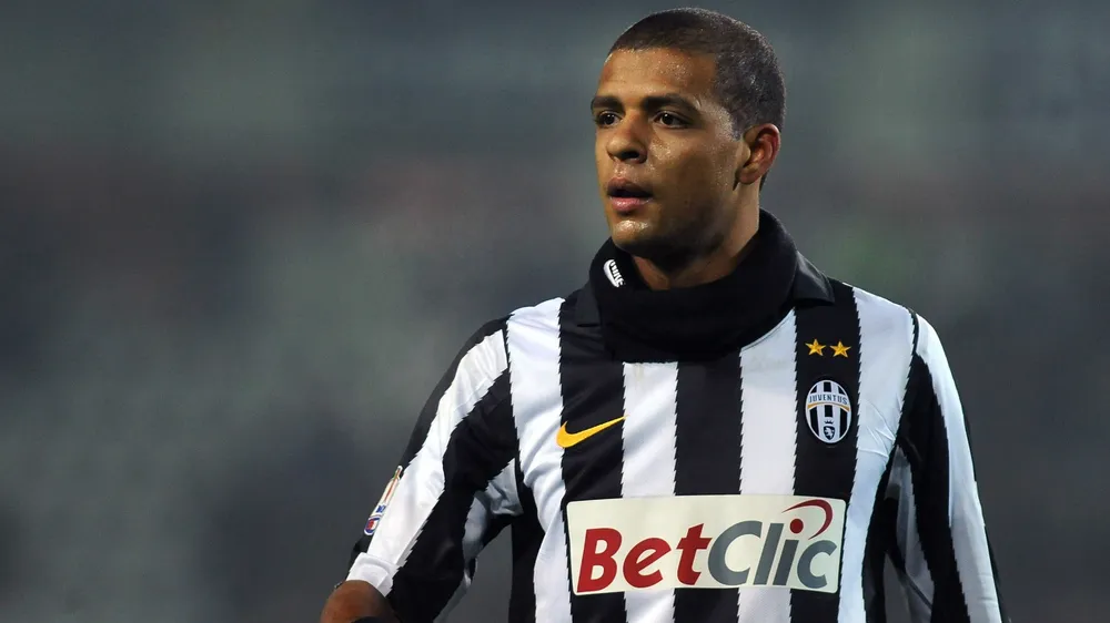 BÊN LỀ: Gerard Pique có thể… đi tù vì vi phạm luật giao thông ảnh 4