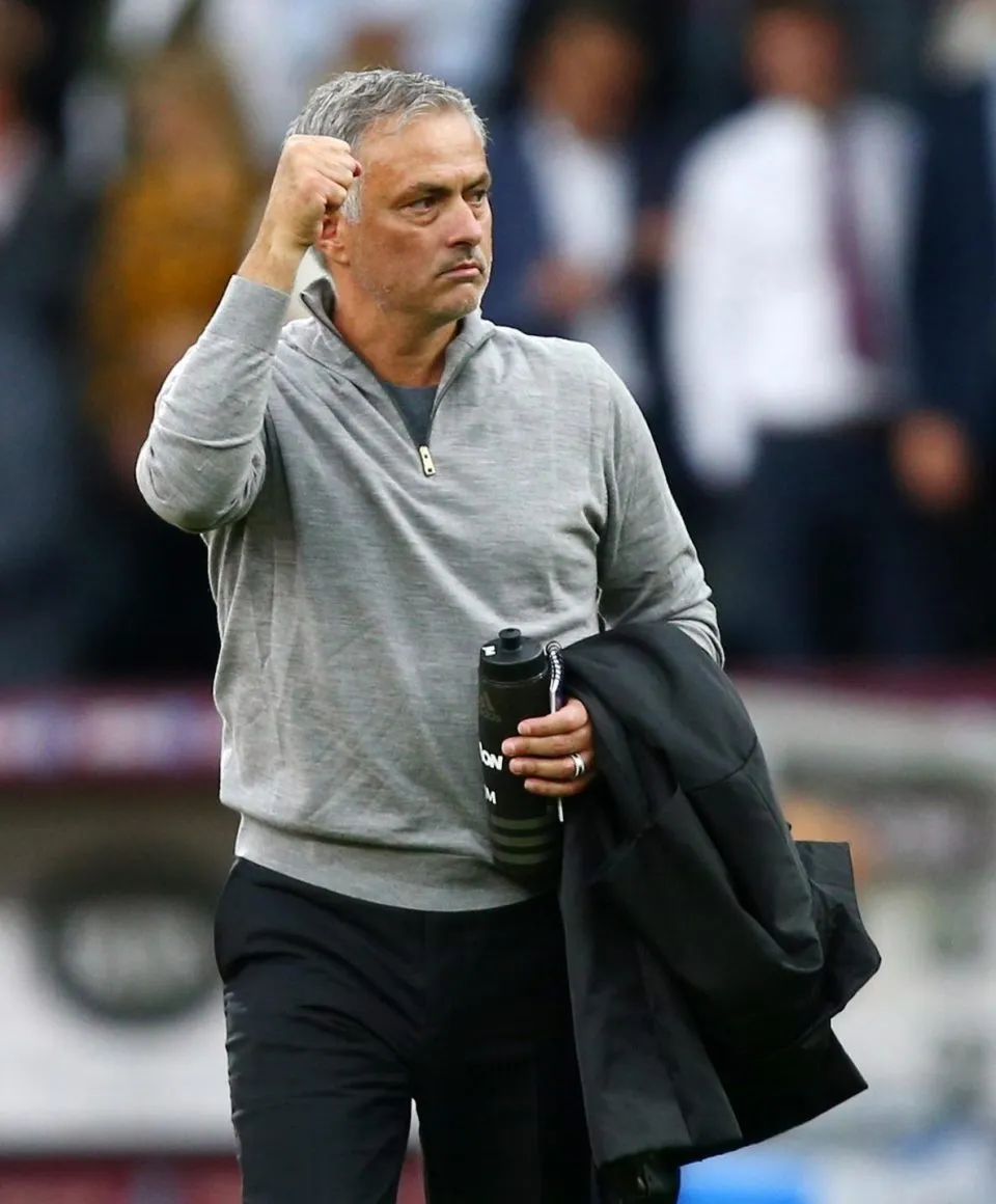 BÊN LỀ: Maradona quậy tưng khi xỉn, Mourinho tặng quà cho CĐV ảnh 2