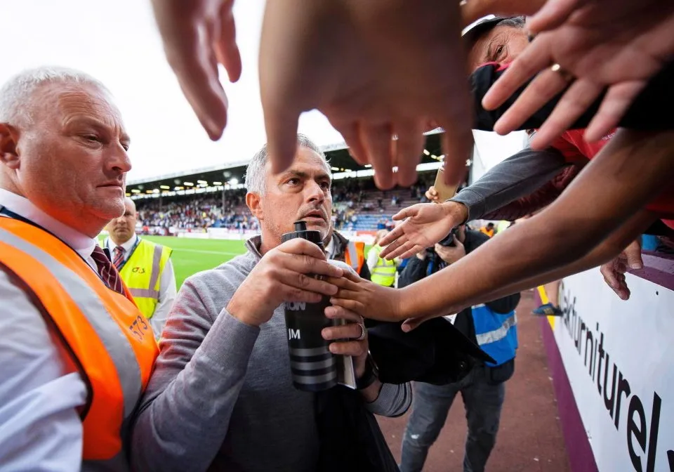 BÊN LỀ: Maradona quậy tưng khi xỉn, Mourinho tặng quà cho CĐV ảnh 1