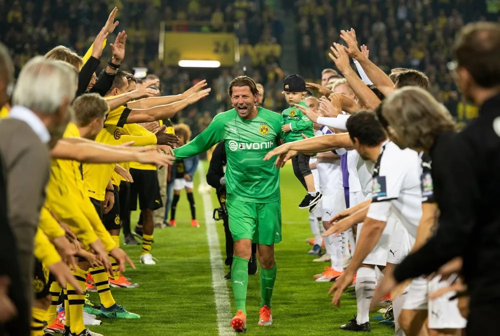 BÊN LỀ: Neymar bị đối thủ và… trọng tài TROLL ngay trên sân ảnh 3