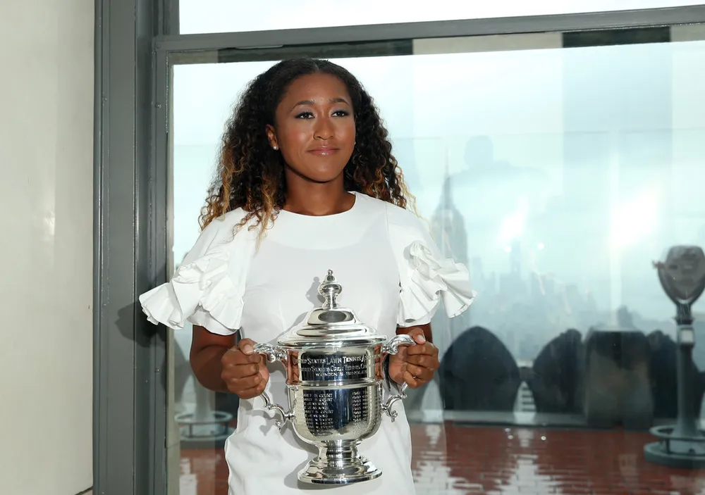 Naomi Osaka khoe chiếc cúp vô địch US Open ở Trung tâm Rockefeller