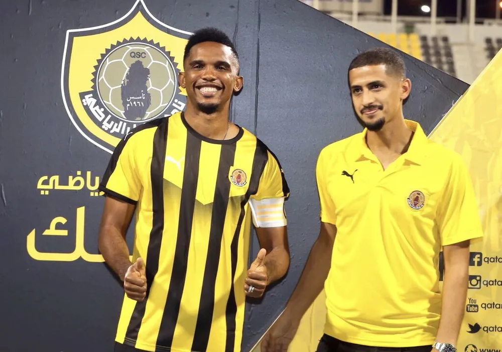 Samuel Eto'o (trái) ra mắt trong màu áo Qatar SC