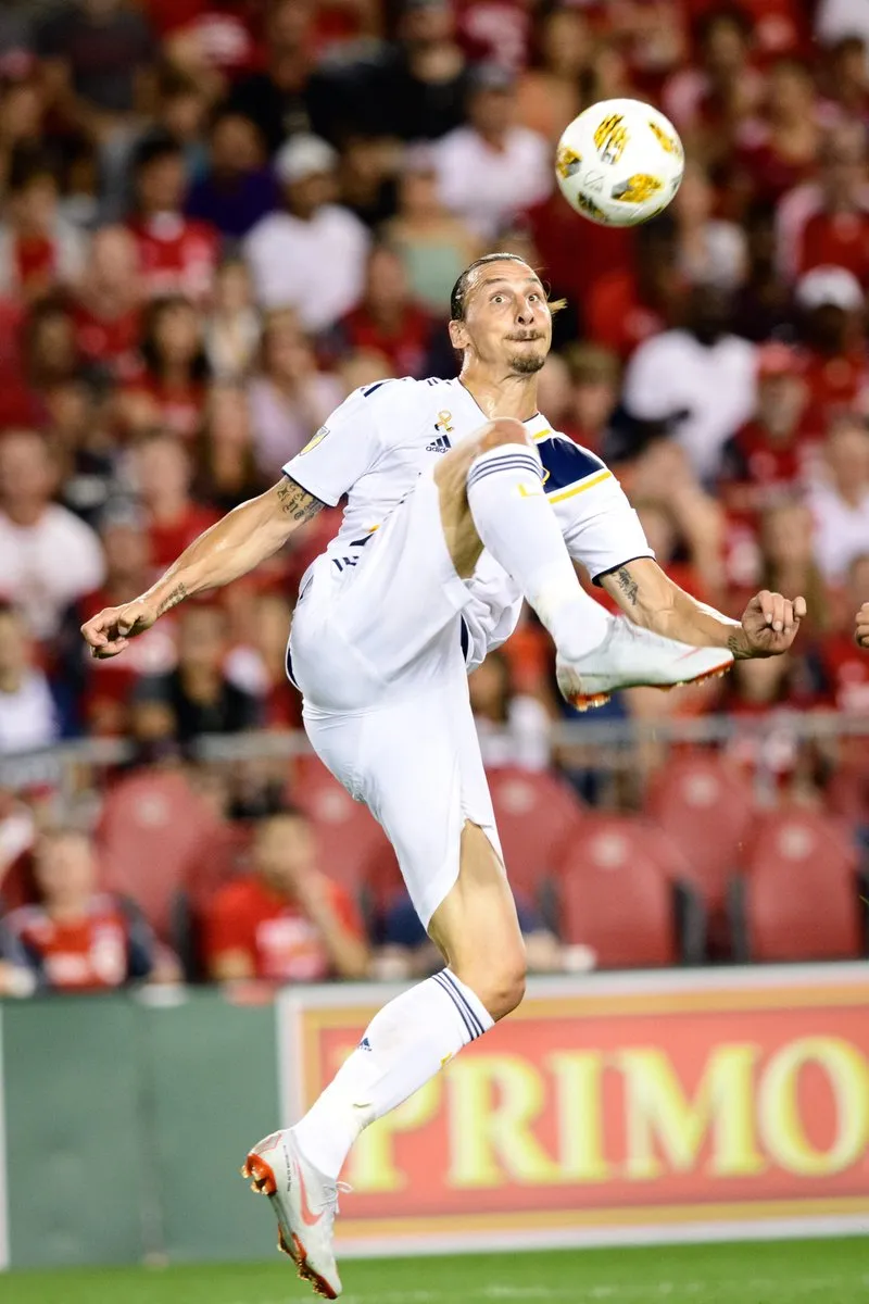 Tung đòn đá vòng cầu kiểu taekwondo, Ibrahimovic ghi bàn thắng thứ 500 ảnh 1