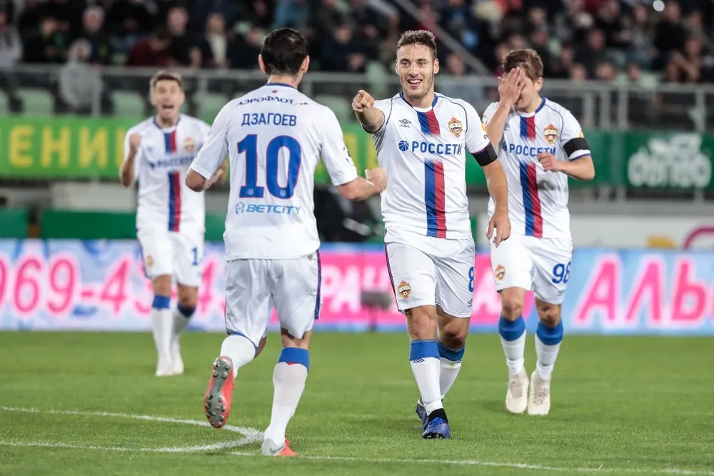 Khabib Nurmagomedov: Từng vào sân xem chùa, giờ đá bóng khai màn một trận RFPL ảnh 2