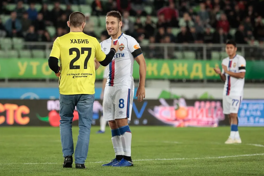 Khabib Nurmagomedov: Từng vào sân xem chùa, giờ đá bóng khai màn một trận RFPL ảnh 1