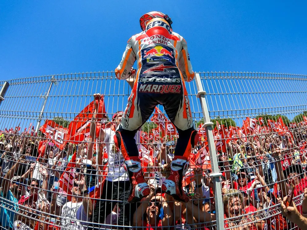 Đua xe mô tô: Dovizioso đo đường, còn Marquez lại… “đo size” cúp vô địch ảnh 3