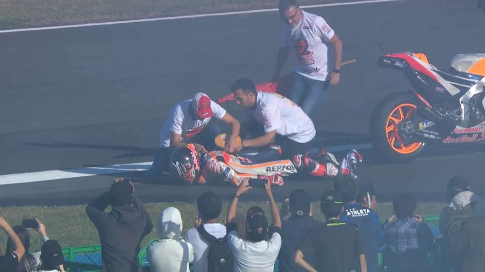 Đua xe mô tô: Dovizioso đo đường, còn Marquez lại… “đo size” cúp vô địch ảnh 4
