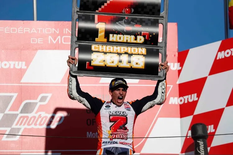 Đua xe mô tô: Dovizioso đo đường, còn Marquez lại… “đo size” cúp vô địch ảnh 5