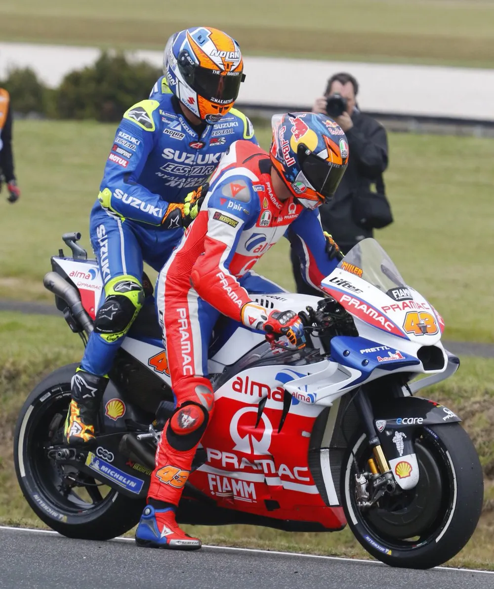 Đua xe mô tô: “Tài xế GrabBike” Jack Miller rước “hành khách” Alex Rins ảnh 2