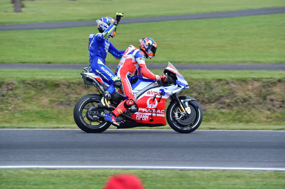 Đua xe mô tô: “Tài xế GrabBike” Jack Miller rước “hành khách” Alex Rins ảnh 4