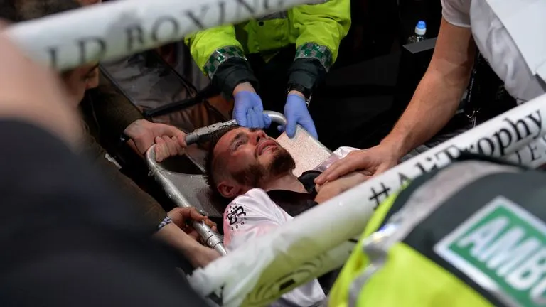 Quyền Anh: Dính chấn thương kỳ lạ, Burnett mất đai WBA, phải rời sàn trên cáng ảnh 2