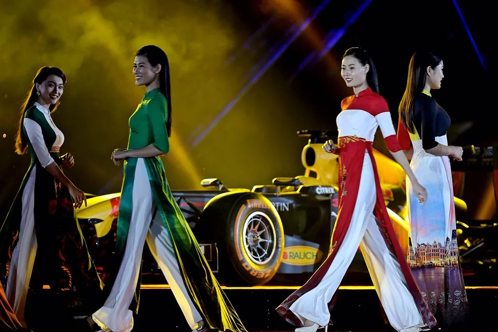 Đua xe F1 đến Việt Nam: Cơ hội gặp Hamilton, Vettel rất gần ảnh 9