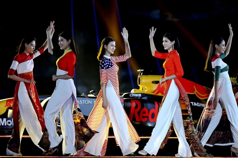 Đua xe F1 đến Việt Nam: Cơ hội gặp Hamilton, Vettel rất gần ảnh 11