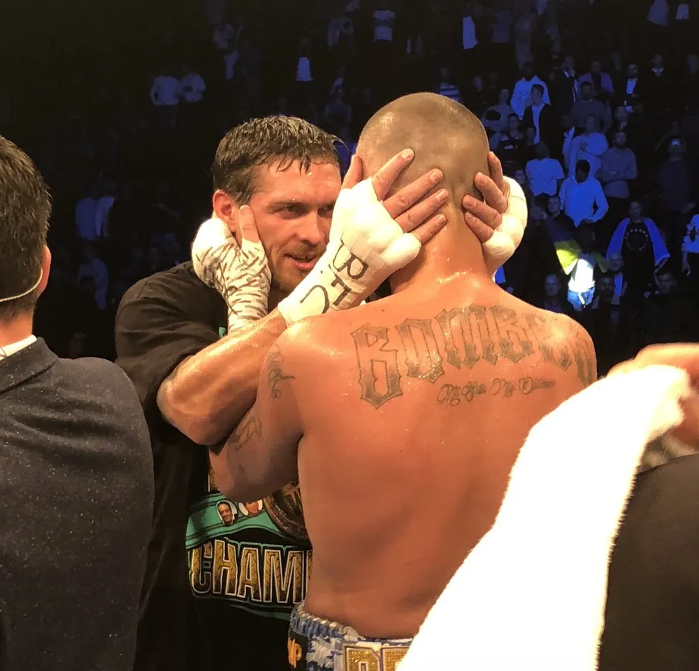 Usky an ủi Bellew sau chiến thắng