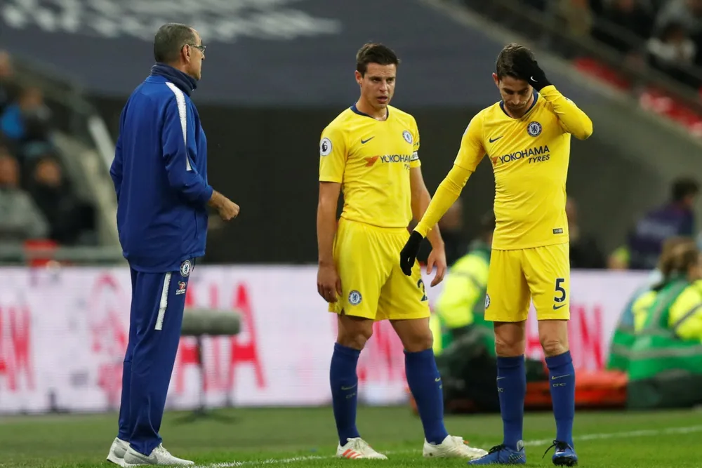 Jorginho (phải) và HLV Sarri phải nhanh chóng rút ra bài học về "trận Wembley"