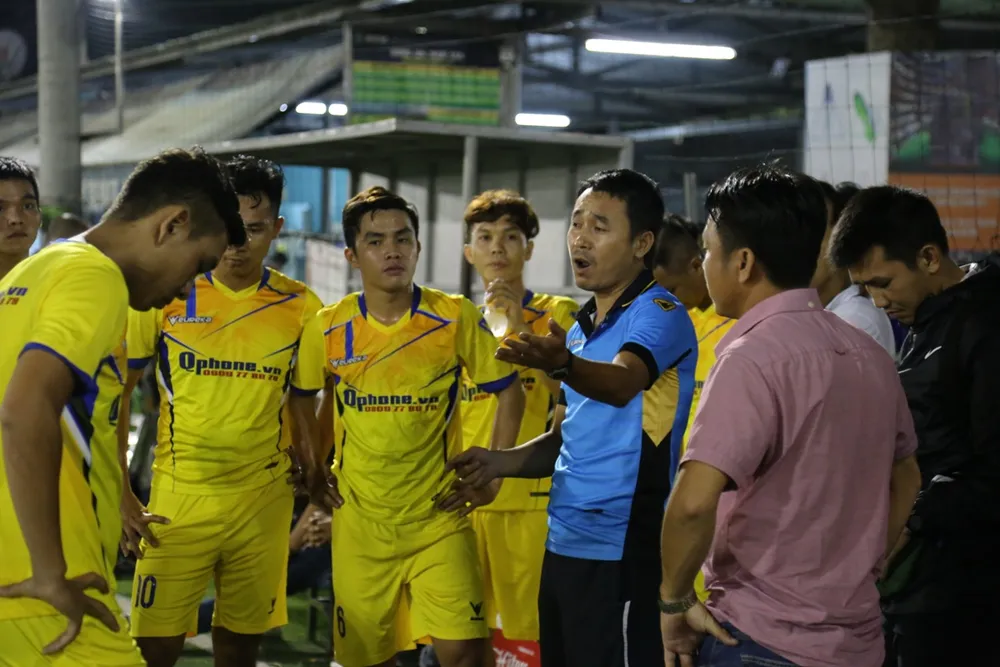 Coach Trung núi gặp khó trước trận chung kết