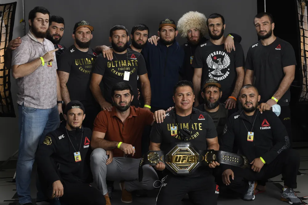 UFC 254: Bị gãy chân 3 tuần trước, Khabib vẫn thắng Gaethje bằng đòn siết cổ và… giải nghệ vì lời hứa với mẹ già ảnh 5