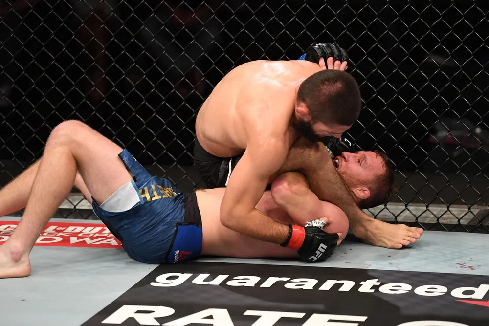 Khabib Nurmagomedov: 3.200 ngày bất khả chiến bại ở UFC, bắt đầu bằng đòn siết cổ tam giác vài chục USD và kết thúc bằng đòn siết cổ tam giác 3 triệu USD ảnh 1