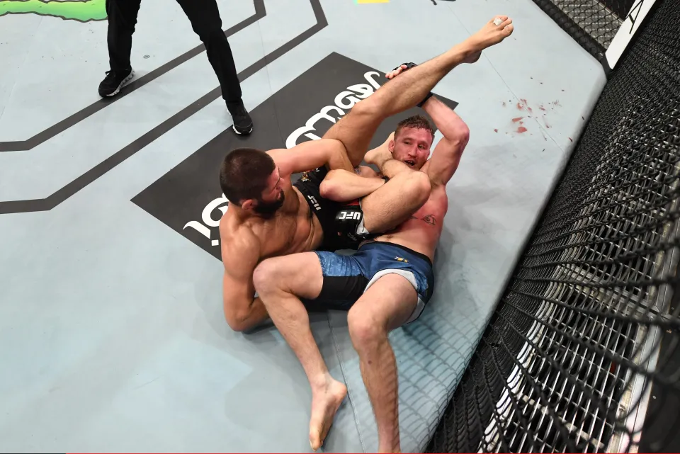Cú siết cổ tam giác cuối cùng trong sự nghiệp của khabib