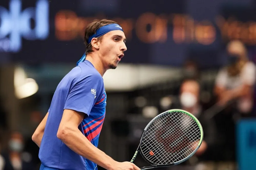 Sonego gây sốc khi đánh bại Djokovic